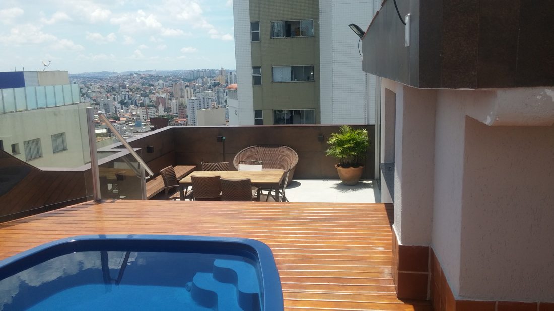 Cobertura Gutierrez — área da piscina reformada