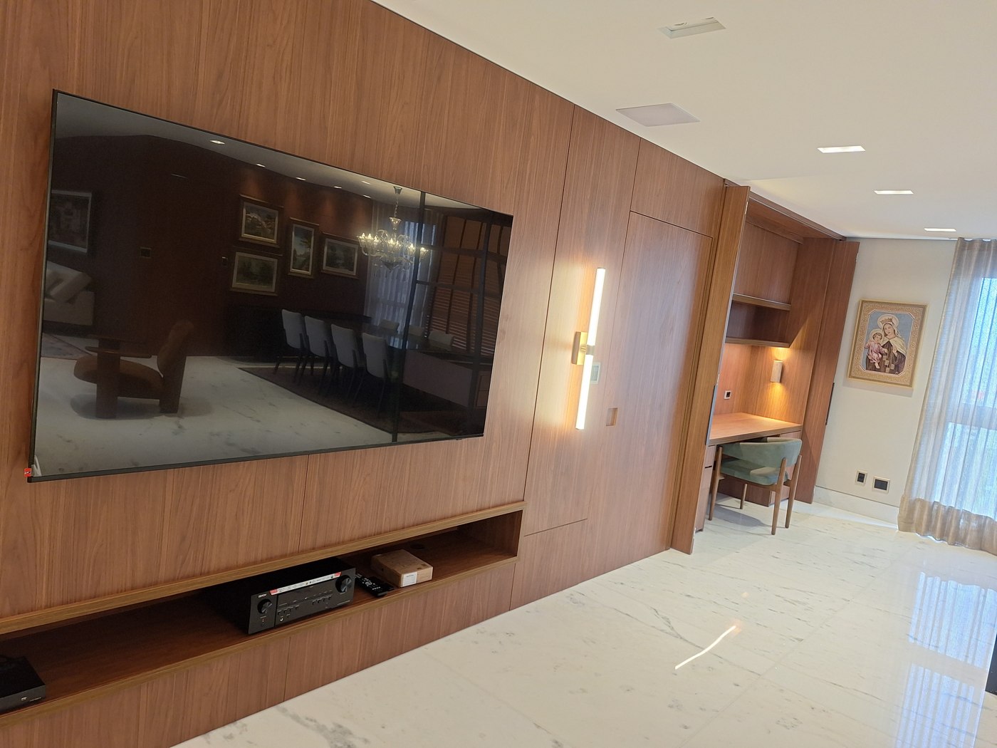 Apto B. Funcionários — sala de TV e escritório reformada